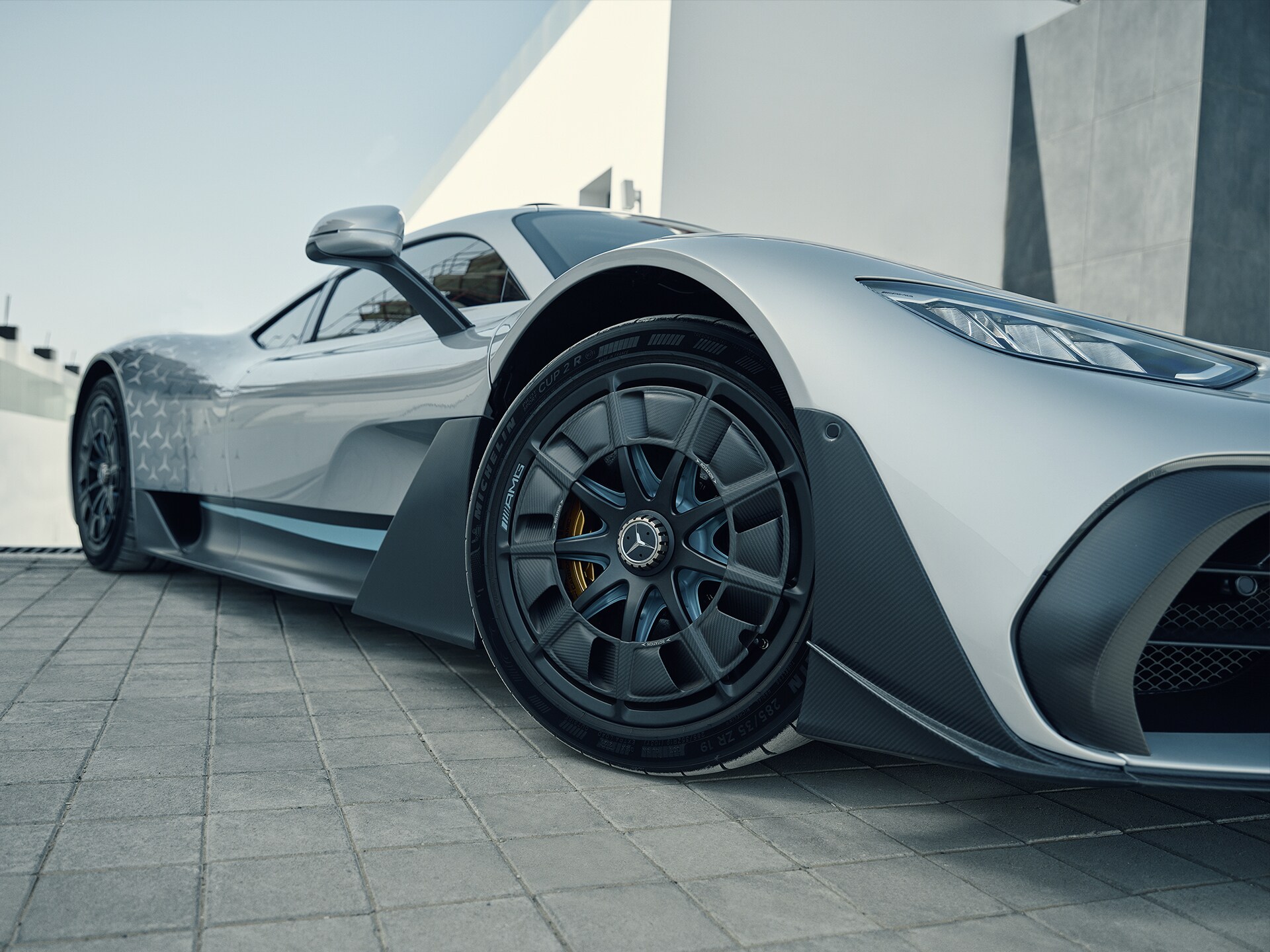 Une vue détaillée d'une jante de la Mercedes-AMG ONE.