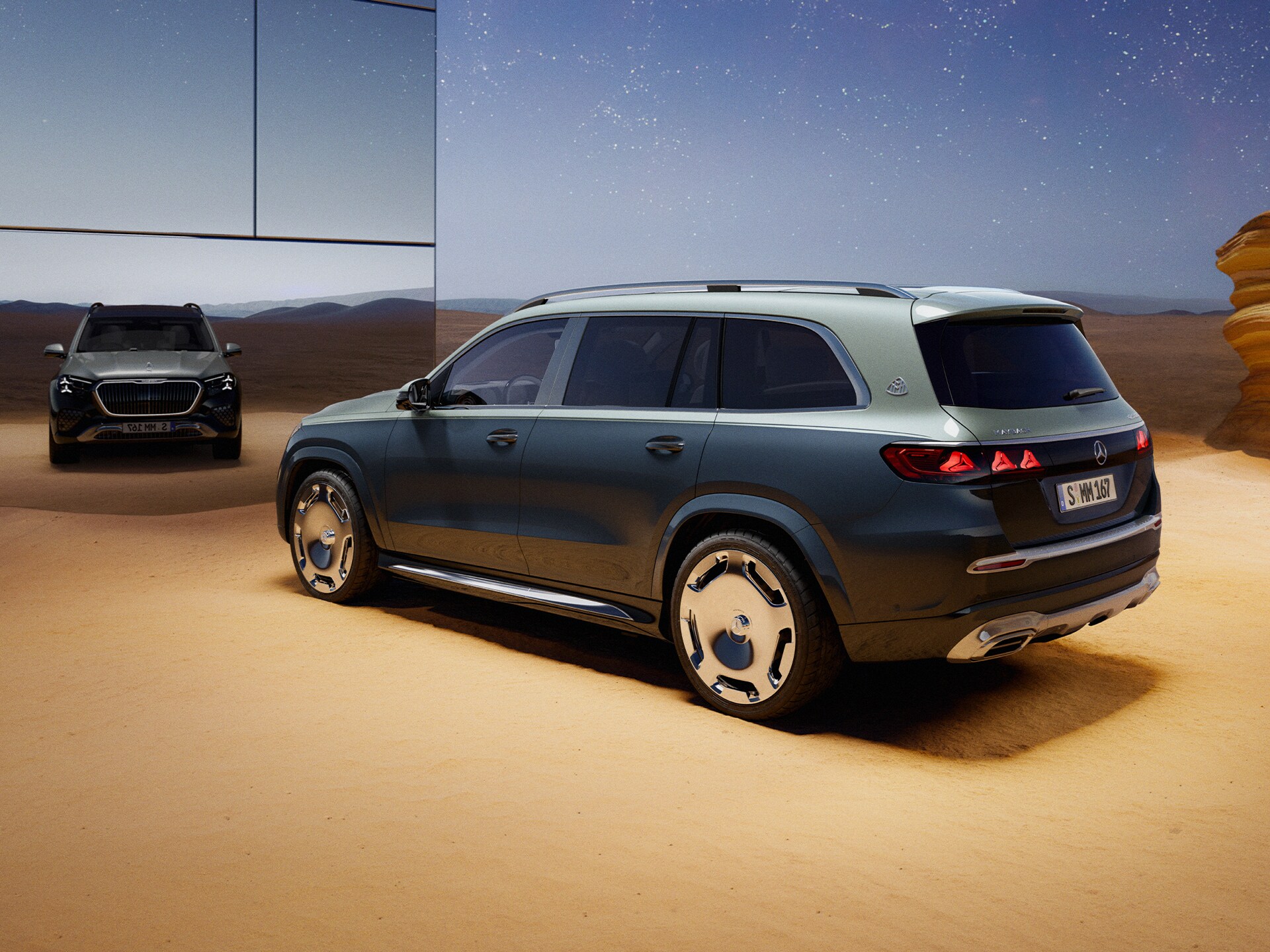 Seitenansicht des Mercedes-Maybach GLS SUV von hinten.