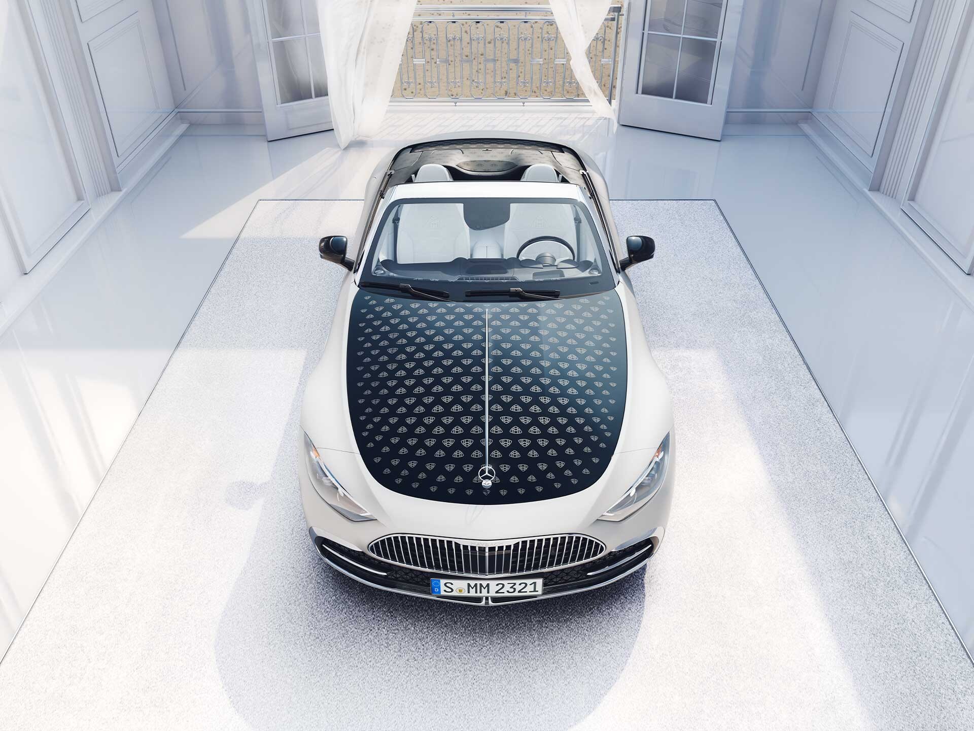 Vue latérale de la Mercedes-Maybach SL 680.