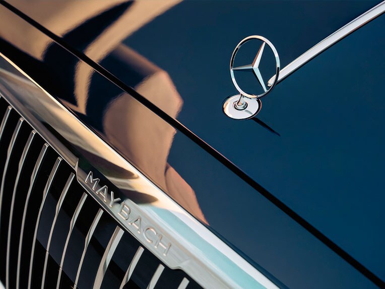 Una mascherina del radiatore della Mercedes-Maybach in cromo lucido.