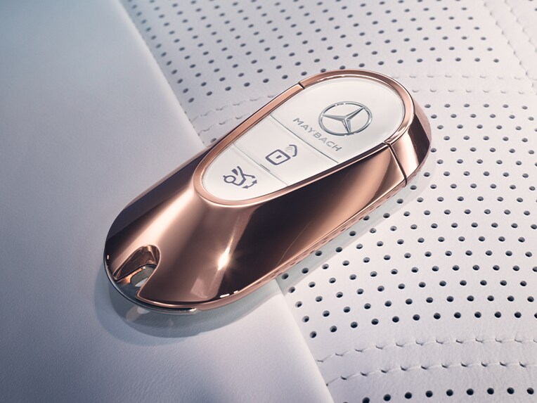 Una chiave del veicolo Mercedes-Maybach in oro rosé.