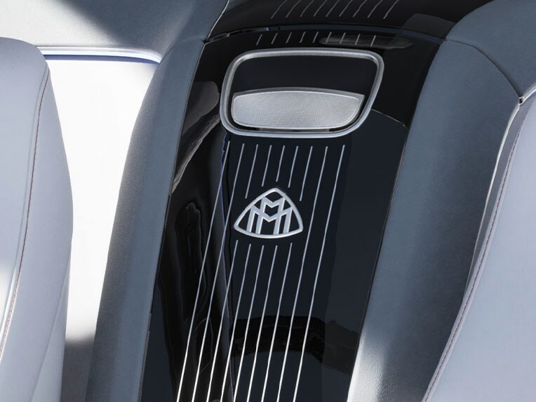 Elementi decorativi in legno nell'abitacolo di una Mercedes-Maybach.