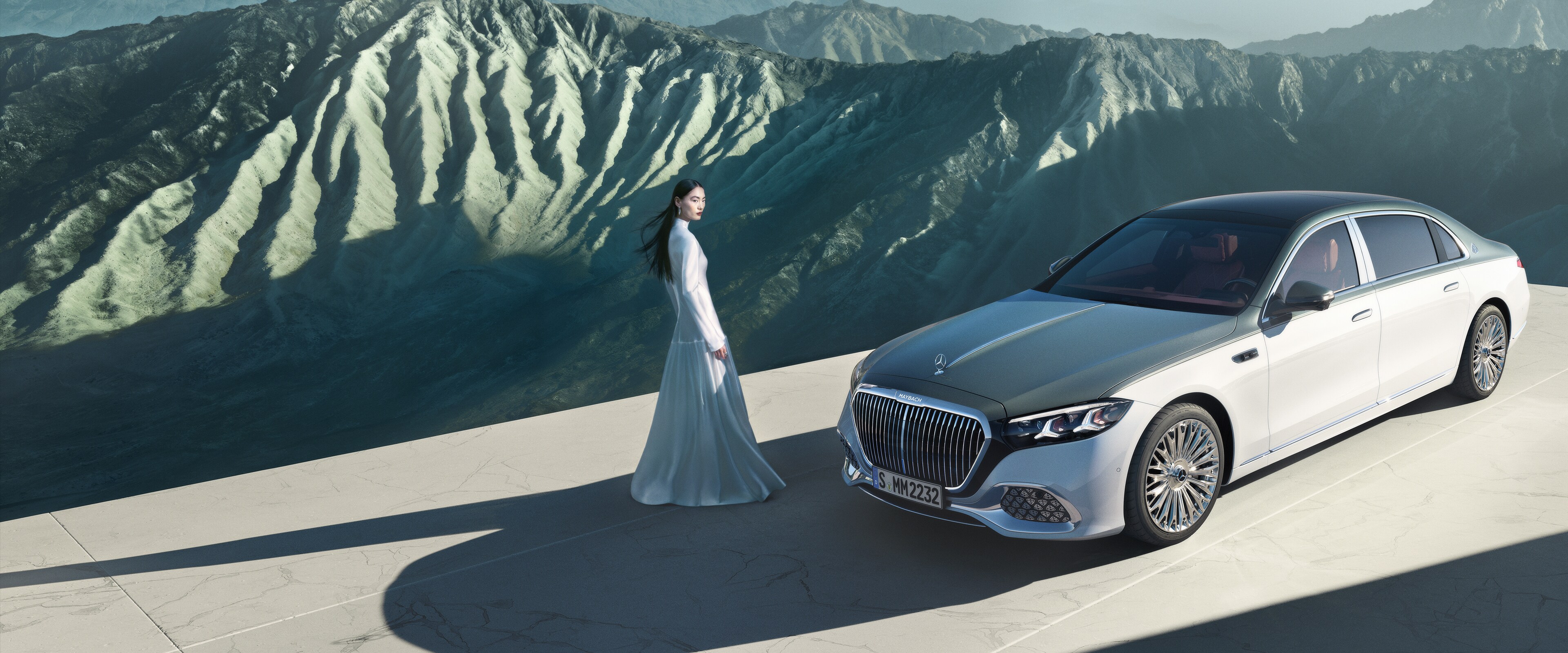 Una Mercedes-Maybach con verniciatura bicolore in diverse prospettive.