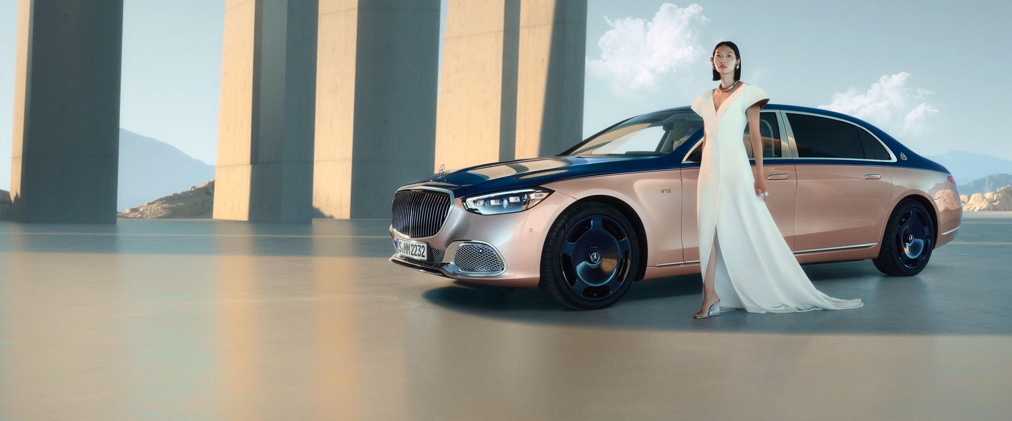 Une Mercedes-Maybach avec peinture bicolore dans différentes vues.