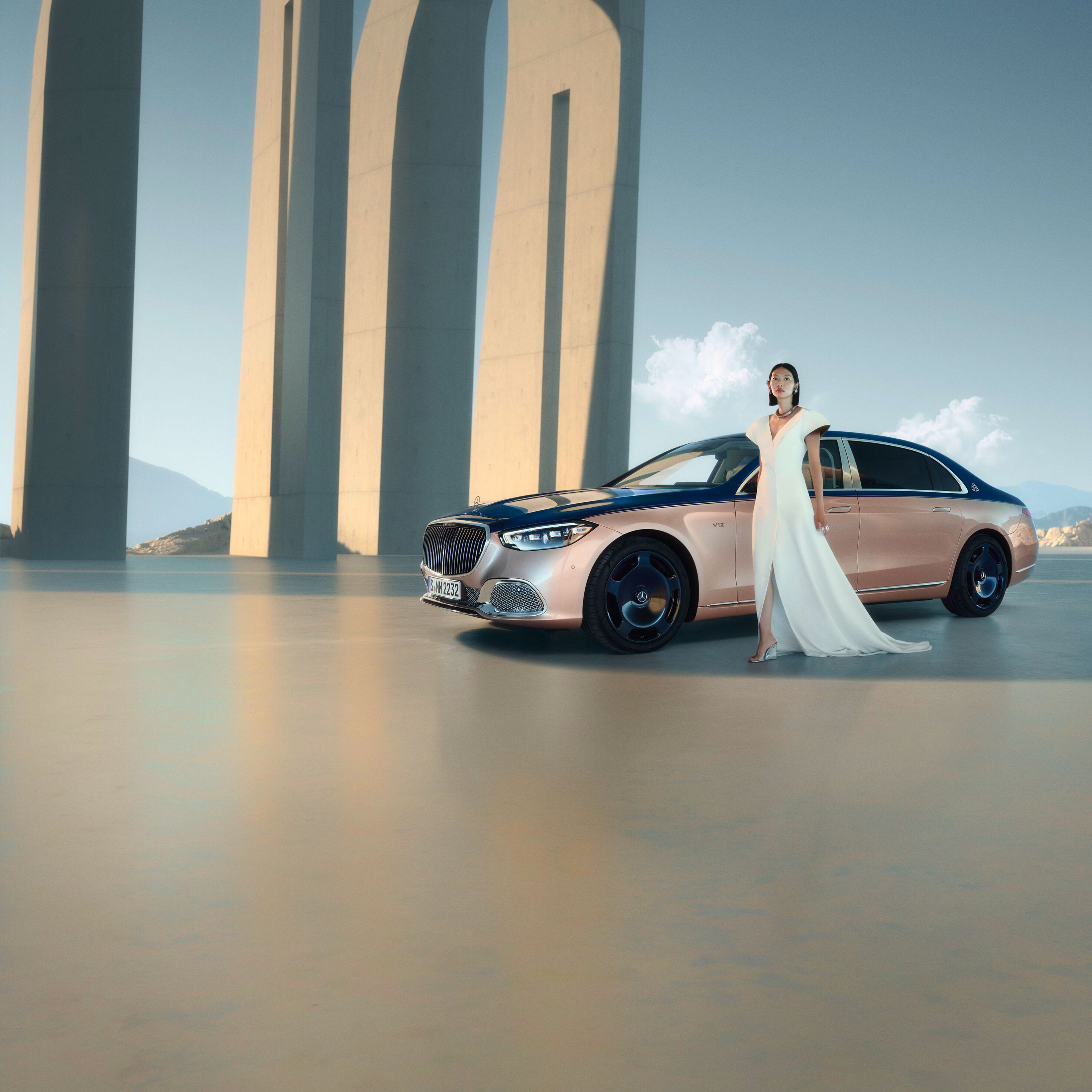 Marque | Mercedes-Maybach Une Mercedes-Maybach avec peinture bicolore dans différentes vues.