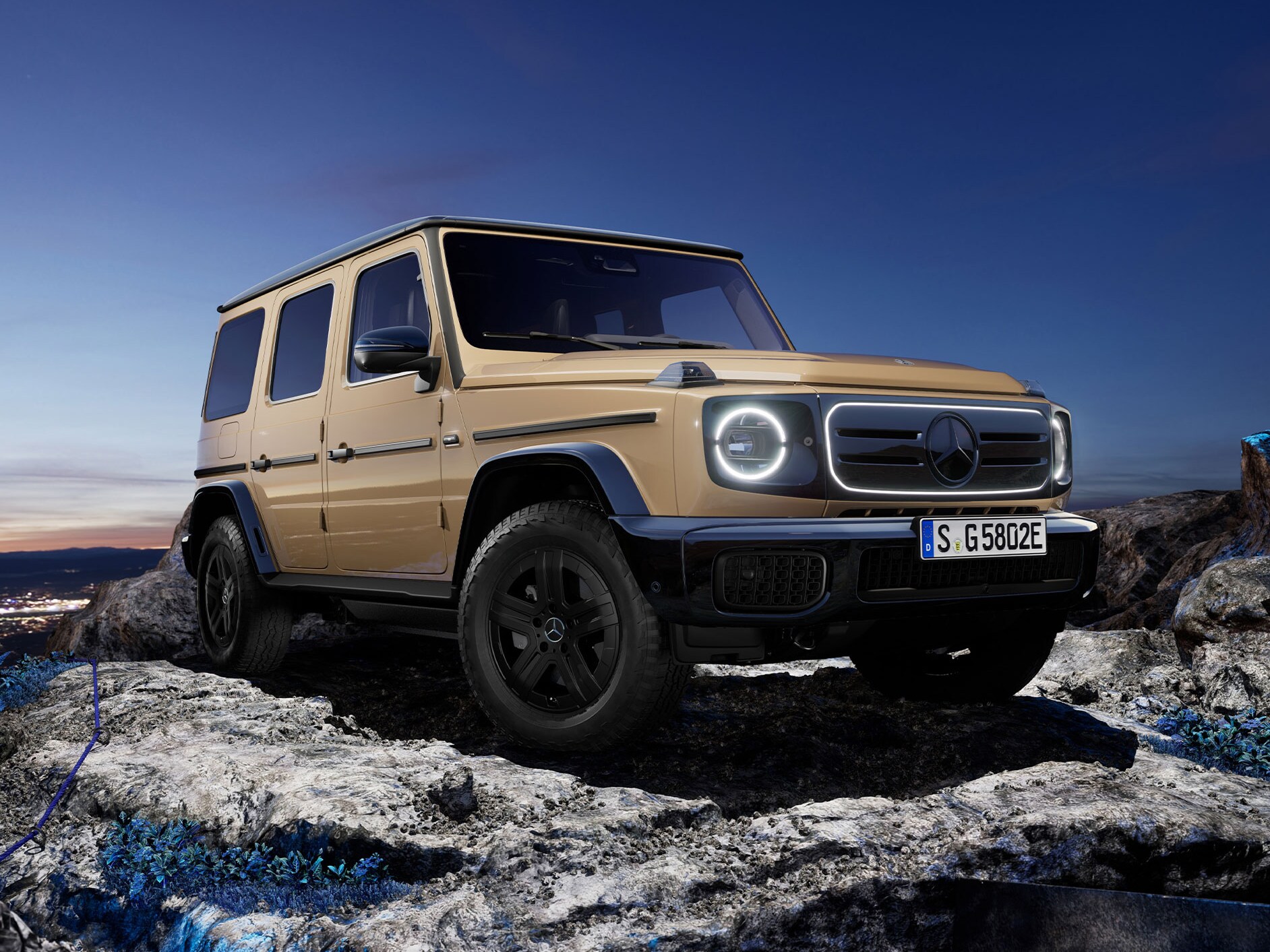 La Mercedes-Benz G&nbsp;580 avec technologie EQ sur un rocher.