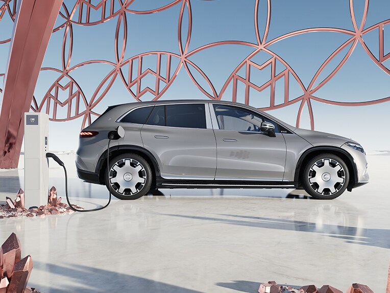 La Mercedes-Maybach EQS SUV en charge sur une borne de recharge rapide IONITY.