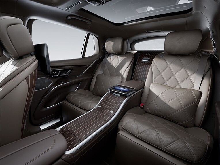 Le Pack Cuir MANUFAKTUR dans l'habitacle de la luxueuse Mercedes-Maybach EQS SUV.