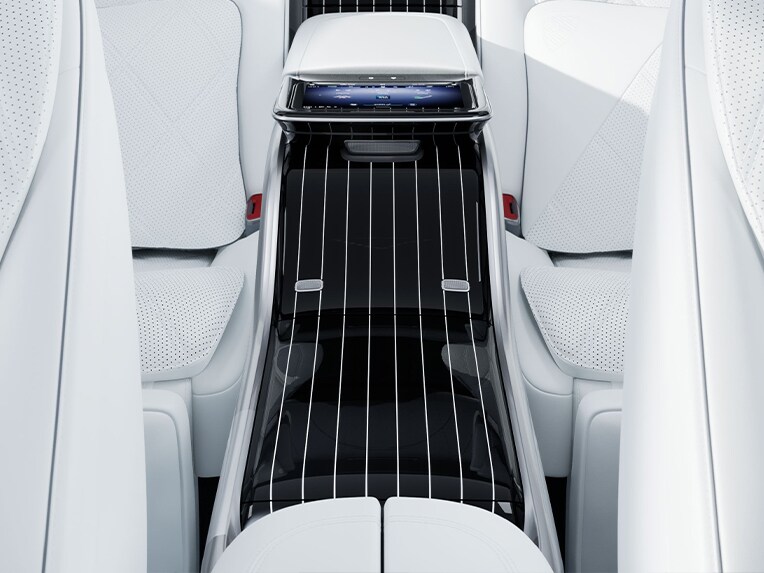 La console centrale avec logo Maybach dans l'habitacle de la luxueuse Mercedes-Maybach EQS SUV.