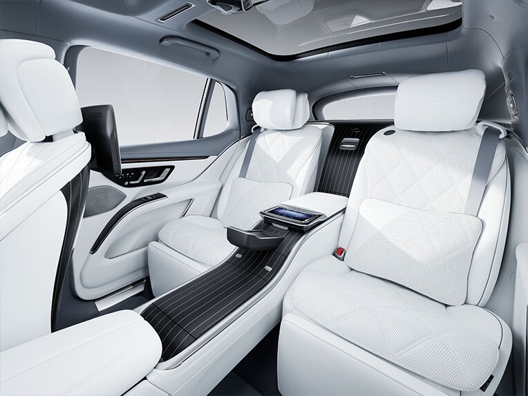 L'habitacle arrière de la luxueuse Mercedes-Maybach EQS SUV.