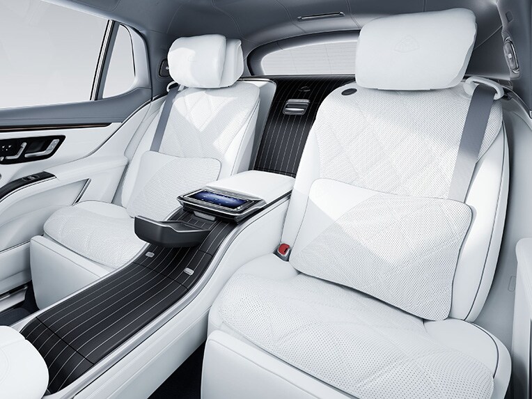 Les sièges multicontours dans la luxueuse Mercedes-Maybach EQS SUV.