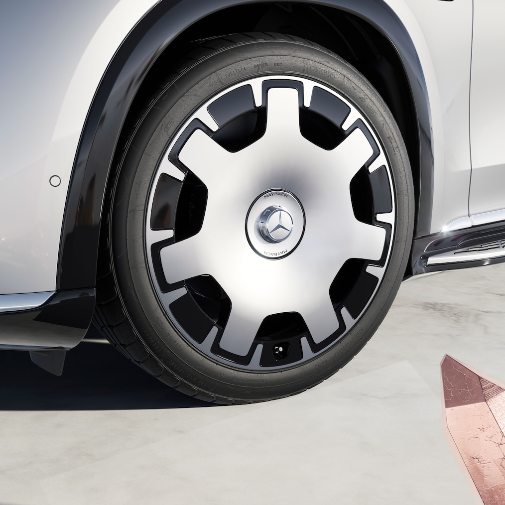 Primo piano della ruota anteriore sinistra (cerchi in lega leggera Maybach a 7 fori da 55,9 cm (22") 06R).