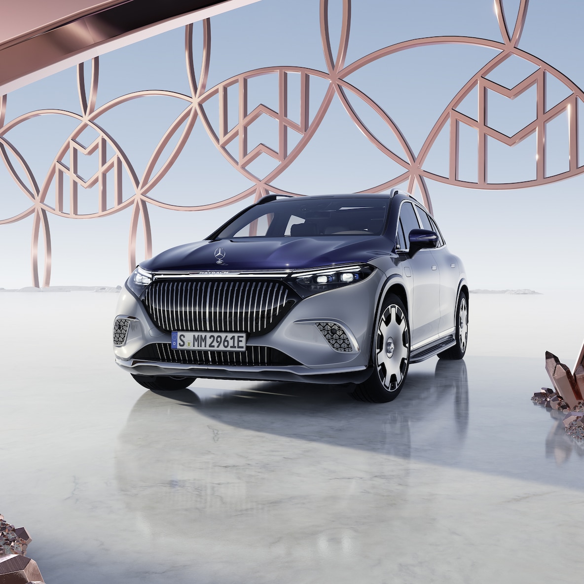 Mercedes-Maybach EQS SUV con verniciatura bicolore Maybach vista dal frontale.
