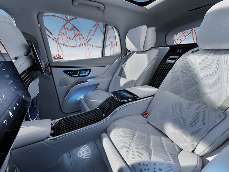 L'habitacle de la luxueuse Mercedes-Maybach EQS SUV avec du cuir transformé de manière durable.