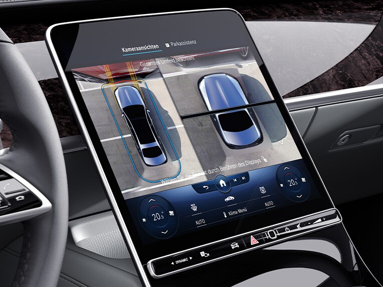 Il display centrale della Mercedes-Maybach Classe S con pacchetto parcheggio con funzioni di parcheggio a distanza.