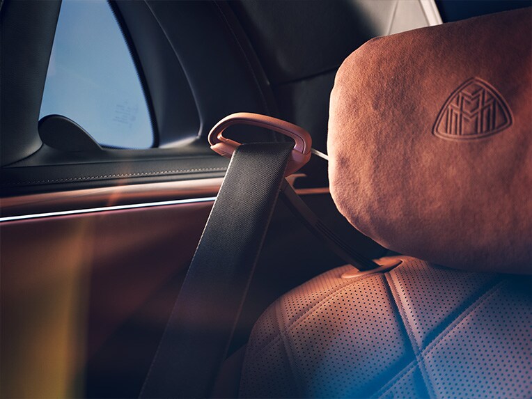 Porgicintura nel vano posteriore della Mercedes-Maybach Classe S.