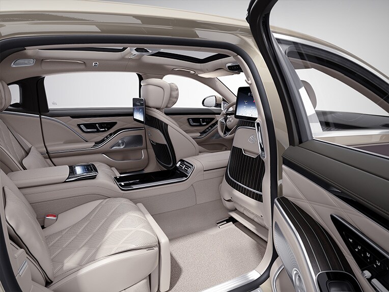 Il vano posteriore della Mercedes-Maybach Classe S.