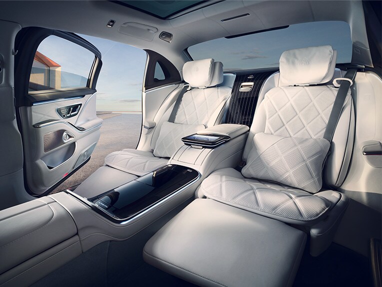 Il vano posteriore della Mercedes-Maybach Classe S con consolle centrale Business.
