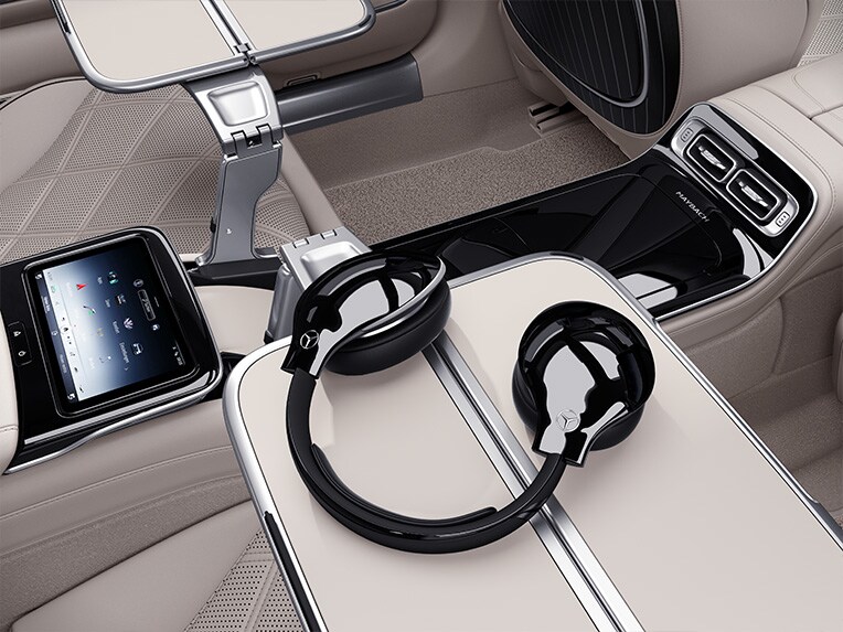 I tavolini ribaltabili nel vano posteriore della Mercedes-Maybach Classe S.