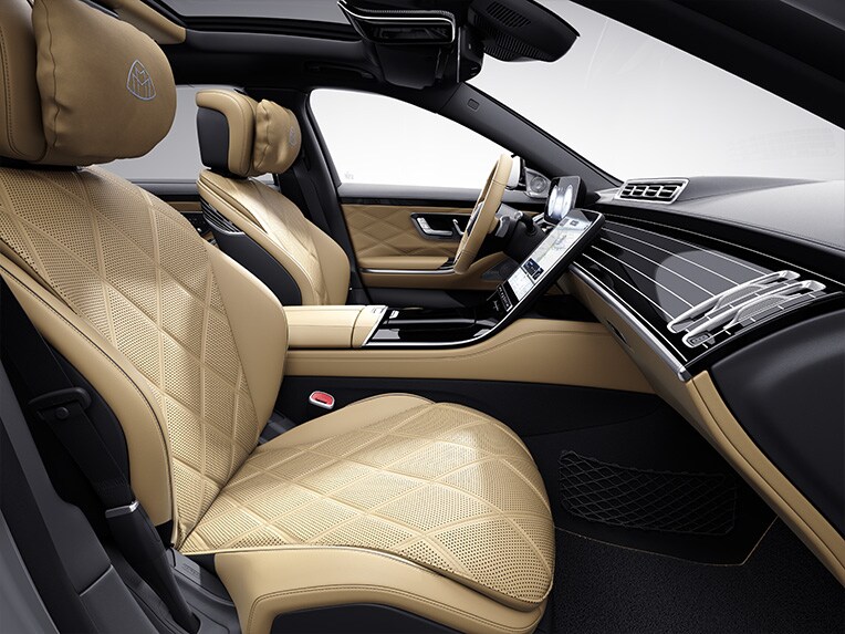 Il pacchetto equipaggiamenti per interni MANUFAKTUR nella plancia della Mercedes-Maybach Classe S.
