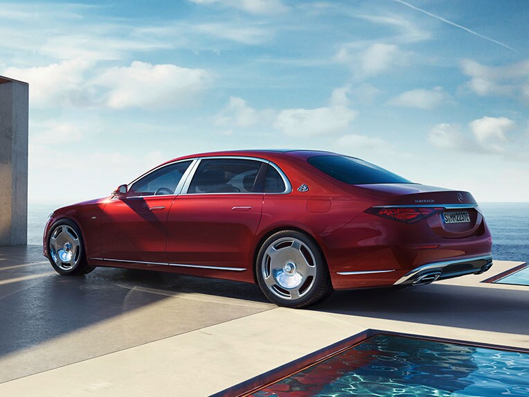 Der Mercedes-Maybach S-Klasse Plug-In Hybrid in einer seitlichen Ansicht.