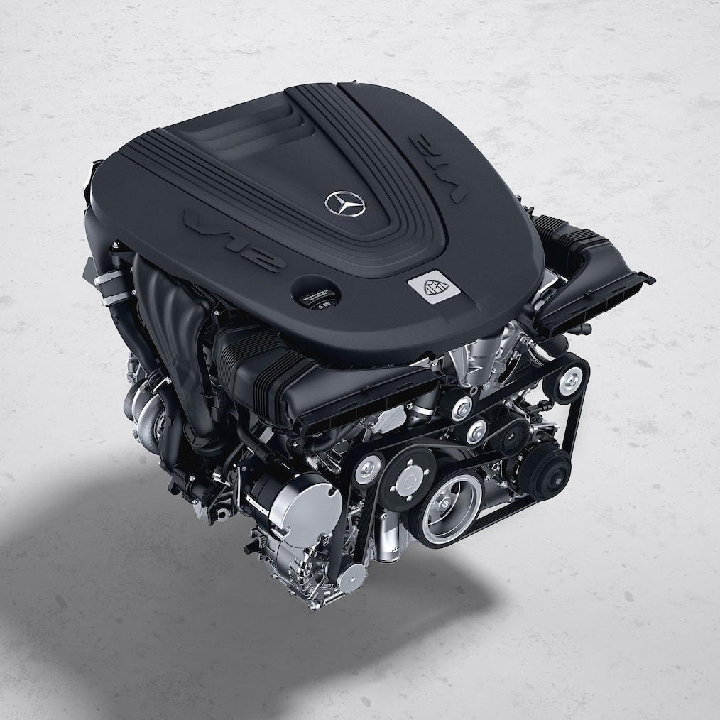 Eine V12-Plakette auf dem Kotflügel des Mercedes-Maybach S 680.