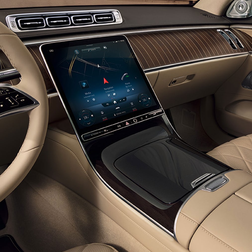 L'écran central OLED de 32,5 cm (12,8") de la Mercedes-Benz Classe S Berline version longue.
