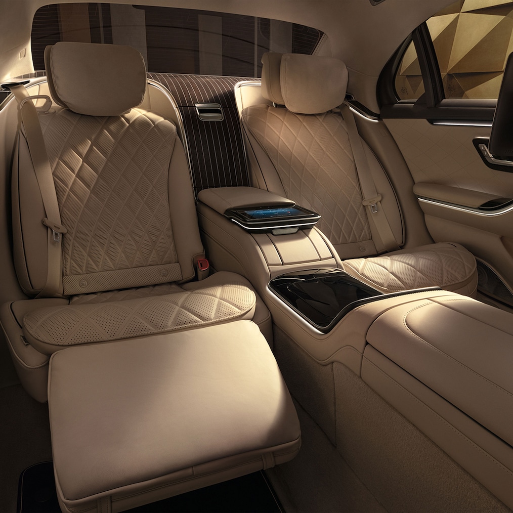 Les sièges arrière First-Class avec tablette arrière MBUX dans la Mercedes-Benz Classe S Berline version longue.