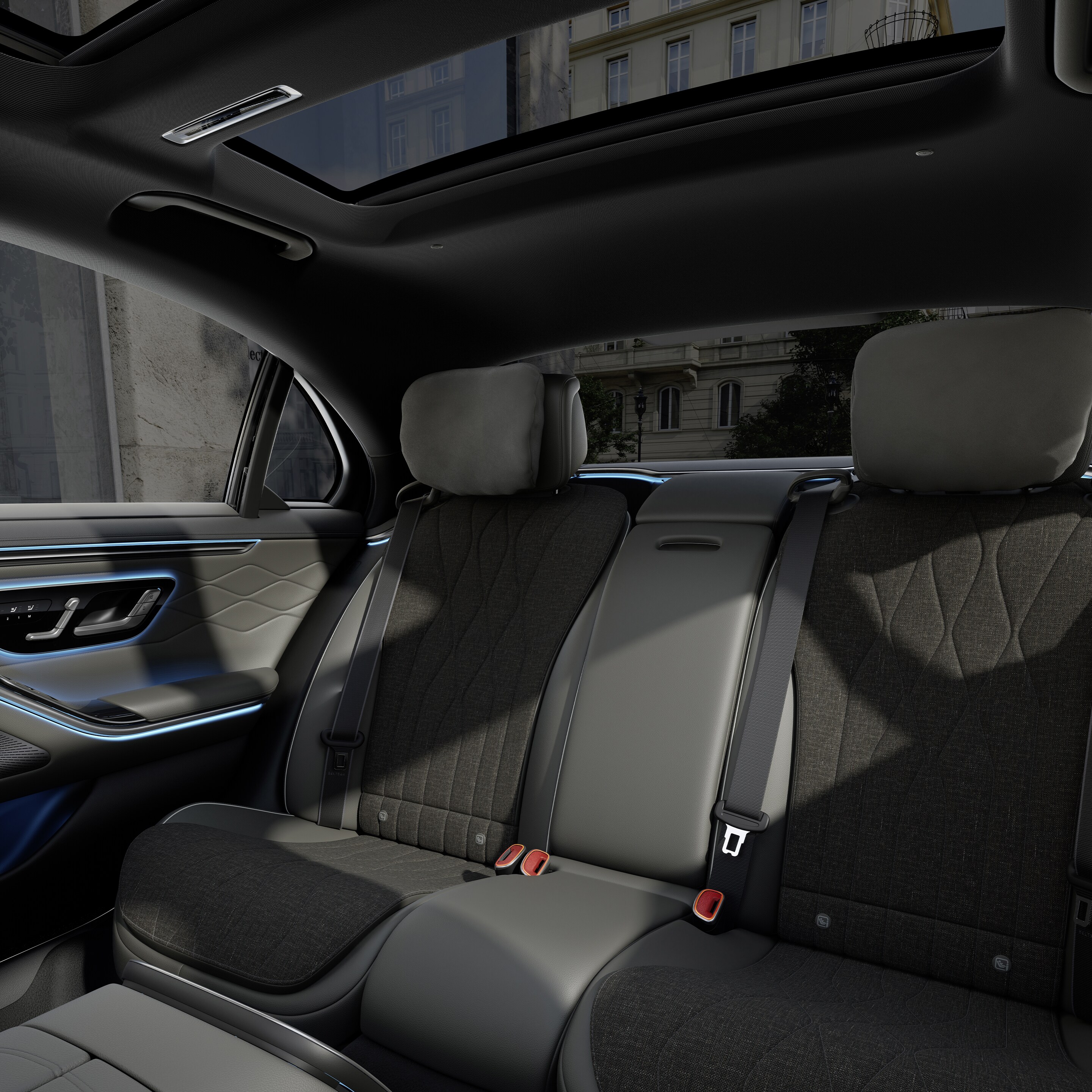 Das Cockpit der neuen Mercedes-Benz Limousine in der Ansicht zwischen den beiden Vordersitzen.