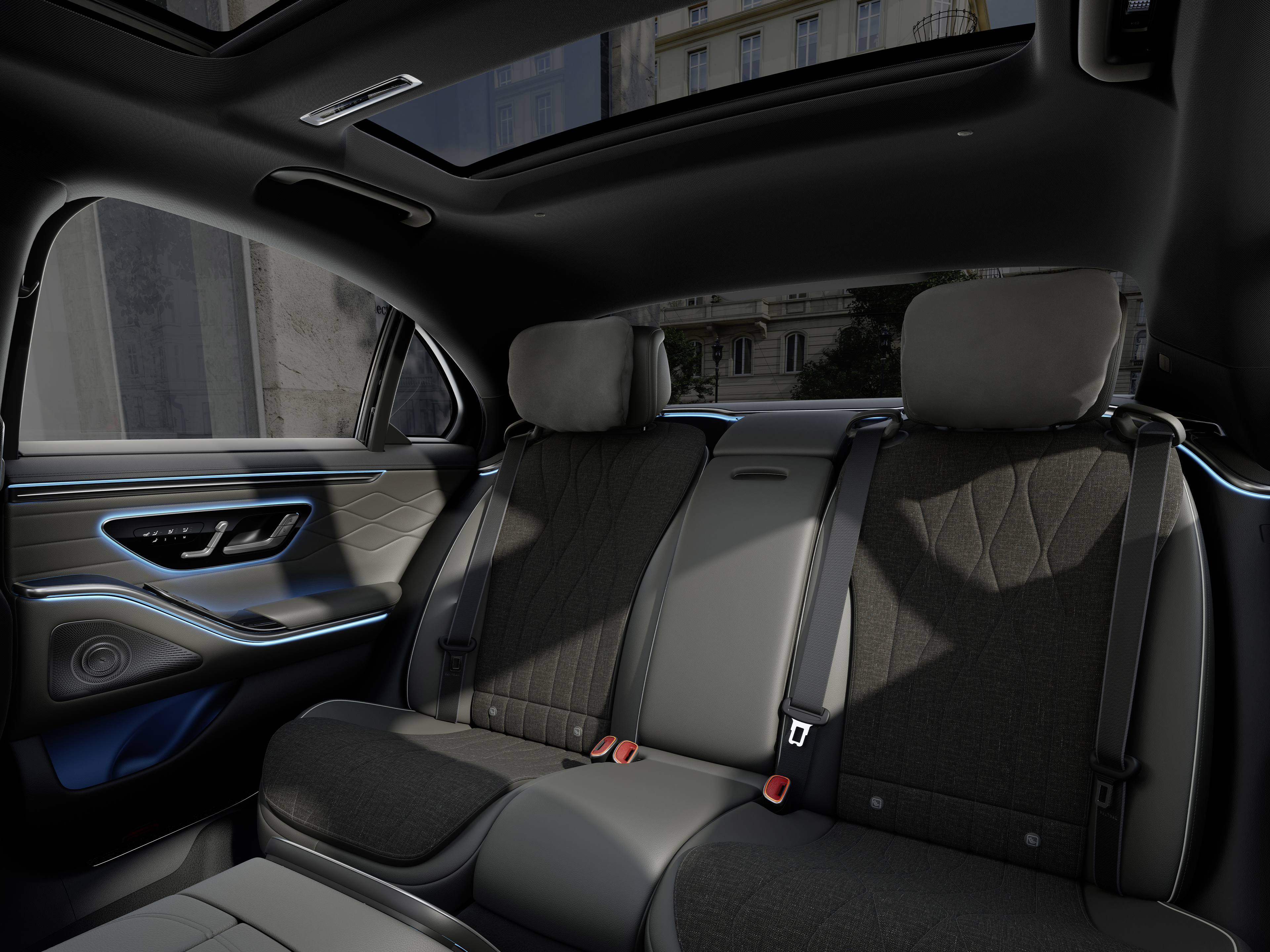 Interieur | S-Klasse Limousine | Mercedes-Benz Das Cockpit der neuen Mercedes-Benz Limousine in der Ansicht zwischen den beiden Vordersitzen.