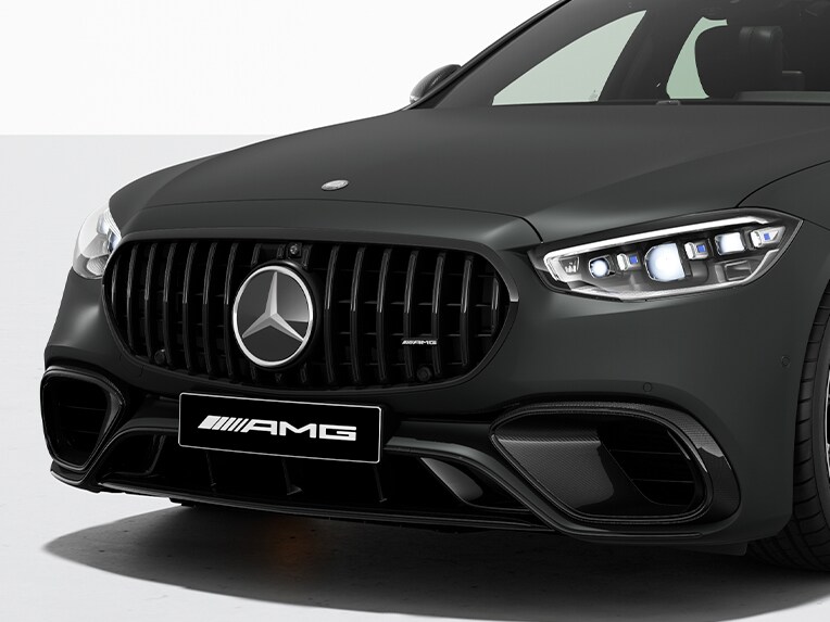 Vista frontale della Mercedes-AMG S 63 E PERFORMANCE Berlina con mascherina del radiatore AMG cromata nera.