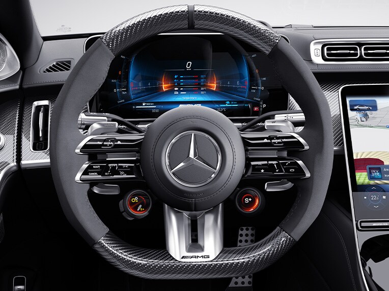 Das AMG Performance Lenkrad in Carbon-Design / Mikrofaser MICROCUT in der Mercedes-AMG S 63 E PERFORMANCE Limousine.