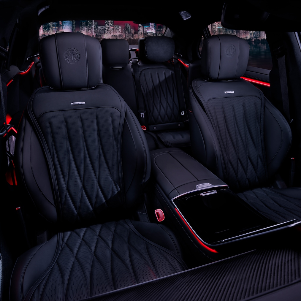 Vue latérale des sièges avant et du poste de conduite de la Mercedes-AMG S 63 E PERFORMANCE.