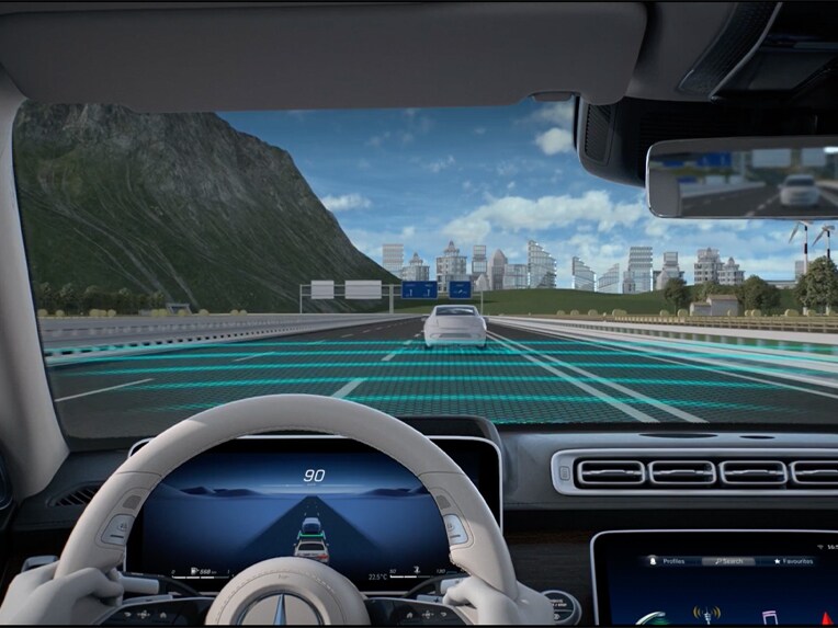 Die Funktionsweise des Aktiven Abstands-Assistenten DISTRONIC der Mercedes-Benz S-Klasse Limousine.