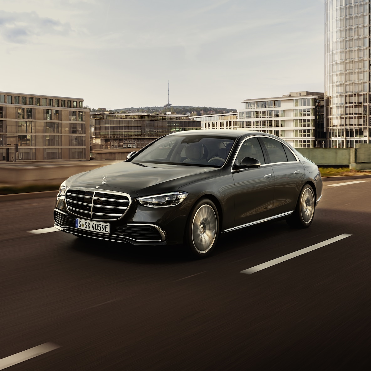 Vue latérale de la Mercedes-Benz Classe S Berline.