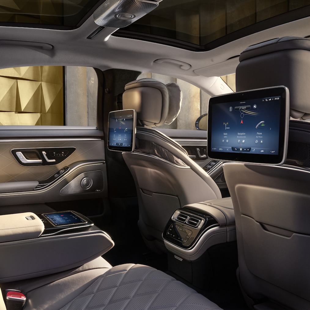 L'arrière de la Mercedes-Benz Classe S Berline avec console centrale business d'un seul tenant.