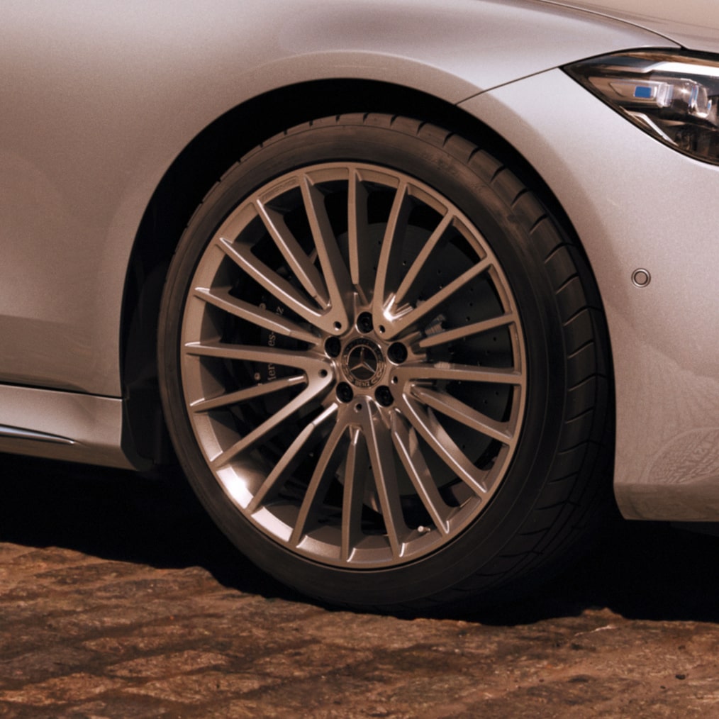 Vue détaillée des jantes alliage de la Mercedes-Benz Classe S Berline.