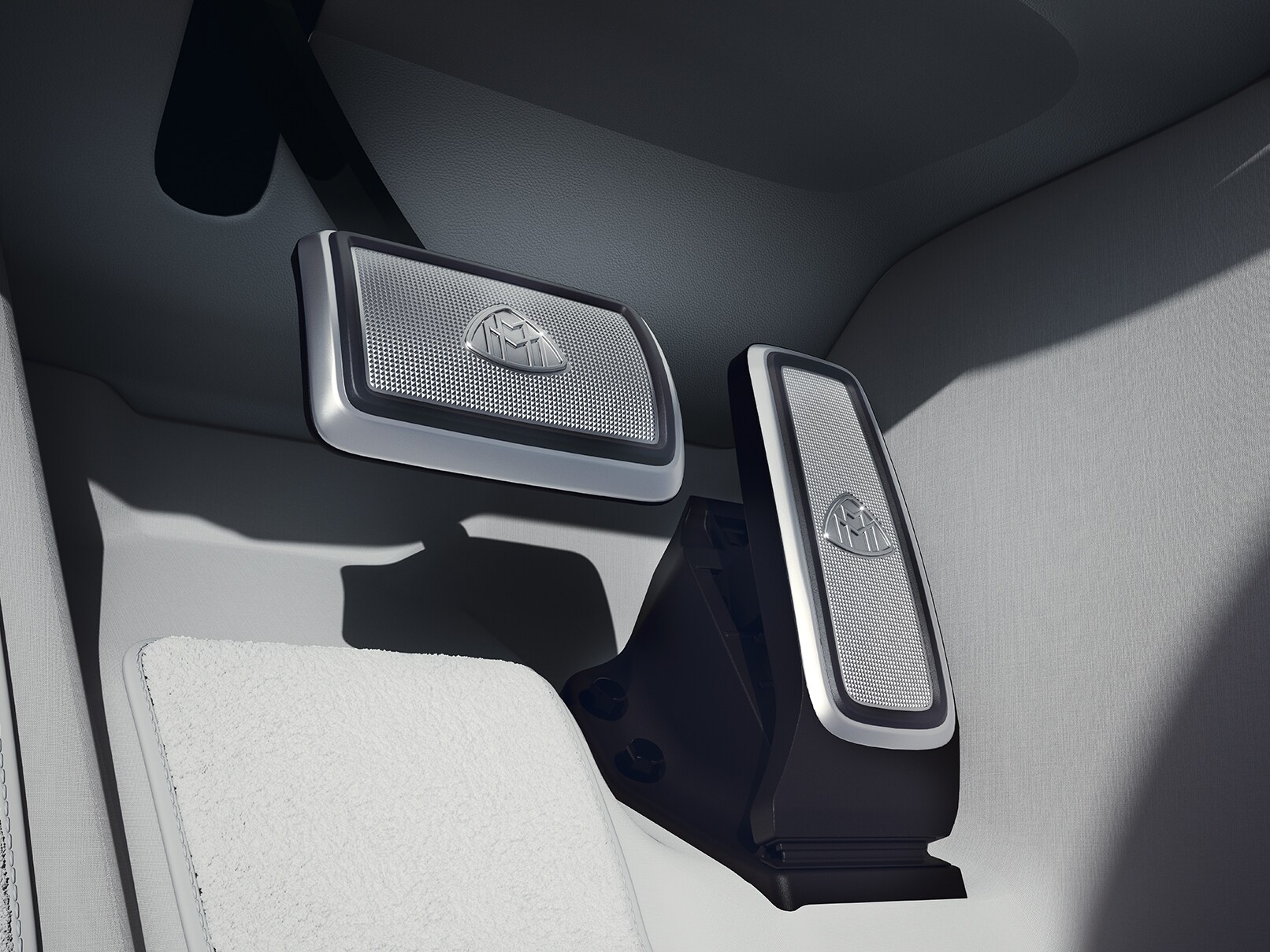 Bàn đạp được trang trí logo Maybach trên xe Mercedes-Maybach SL 680.