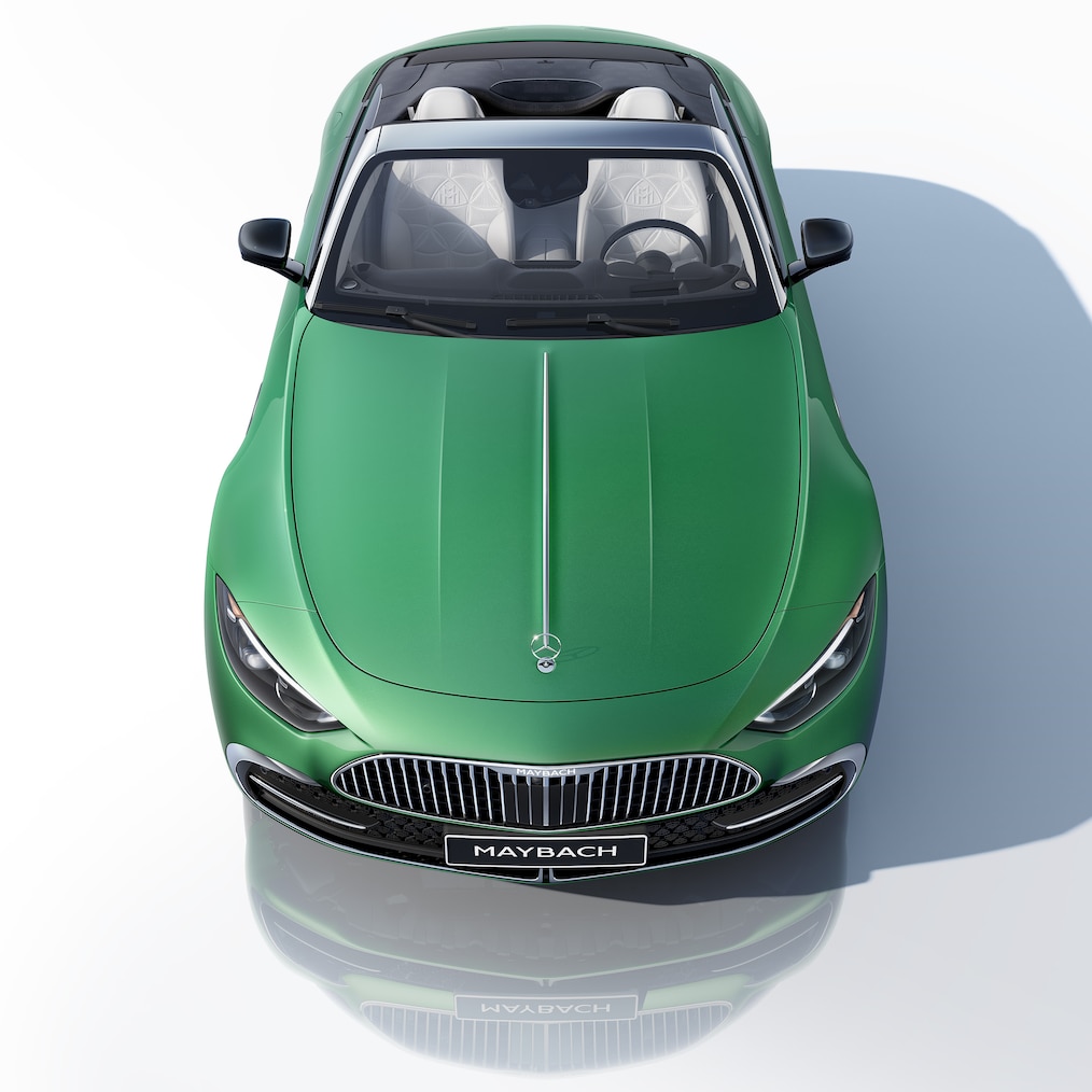 Vista frontale dall’alto della Mercedes-Maybach SL 680 Monogram Series aperta con il design concept “White Ambience”.