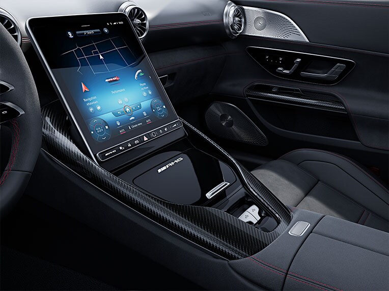 Les inserts décoratifs MANUFAKTUR en carbone dans la Mercedes-AMG SL Roadster.