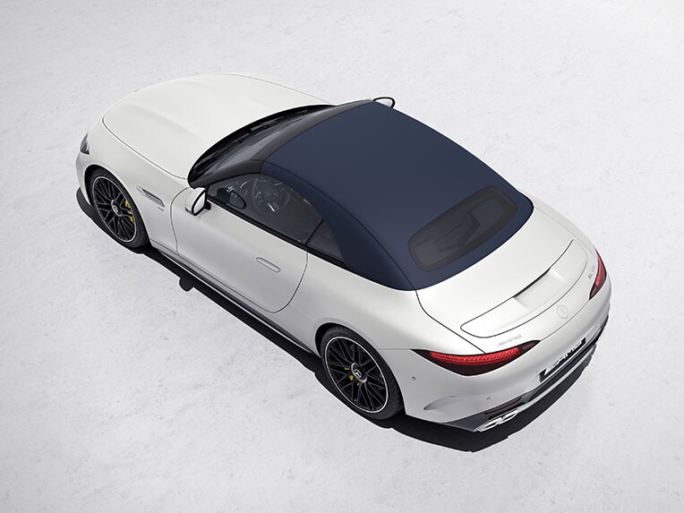 La capote in tessuto blu notte della SL Roadster Mercedes-AMG.