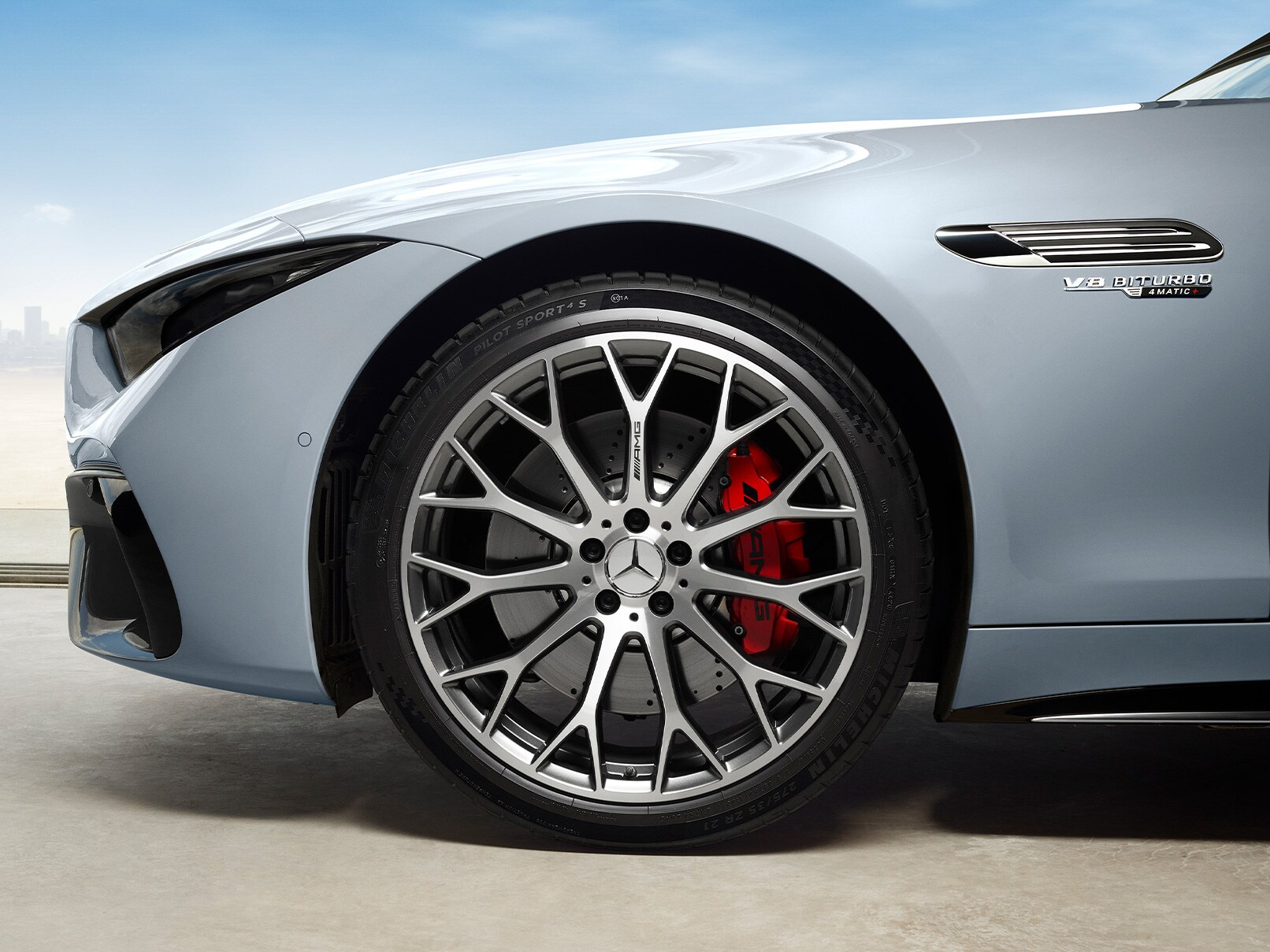 Vue latérale de la Mercedes-AMG SL Roadster.