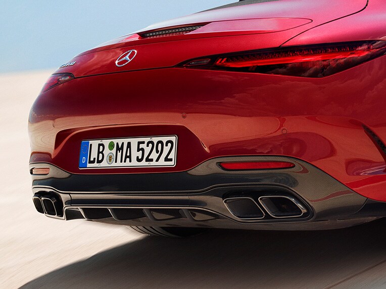 Mercedes-AMG SL Roadster da una prospettiva posteriore.