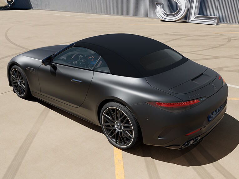 Una vista anteriore di tre quarti della Mercedes AMG SL Roadster.