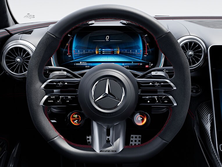 Le volant Performance AMG en cuir Nappa / microfibre MICROCUT dans la Mercedes-AMG SL 63 S E PERFORMANCE.