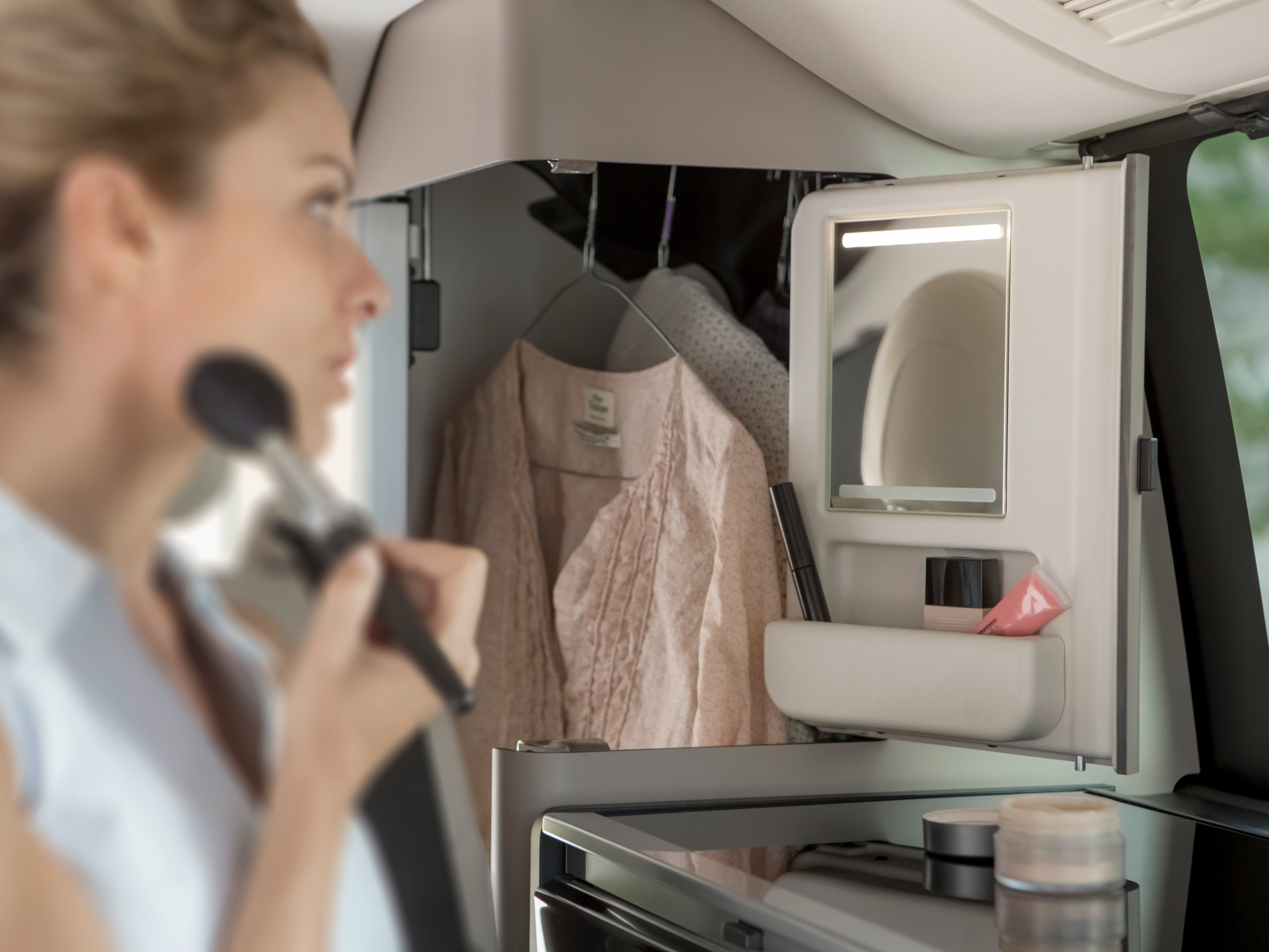 Intérieur du Mercedes-Benz Marco Polo avec miroirs de courtoisie intégrés et compartiment de rangement supplémentaire dans la contre-porte.
