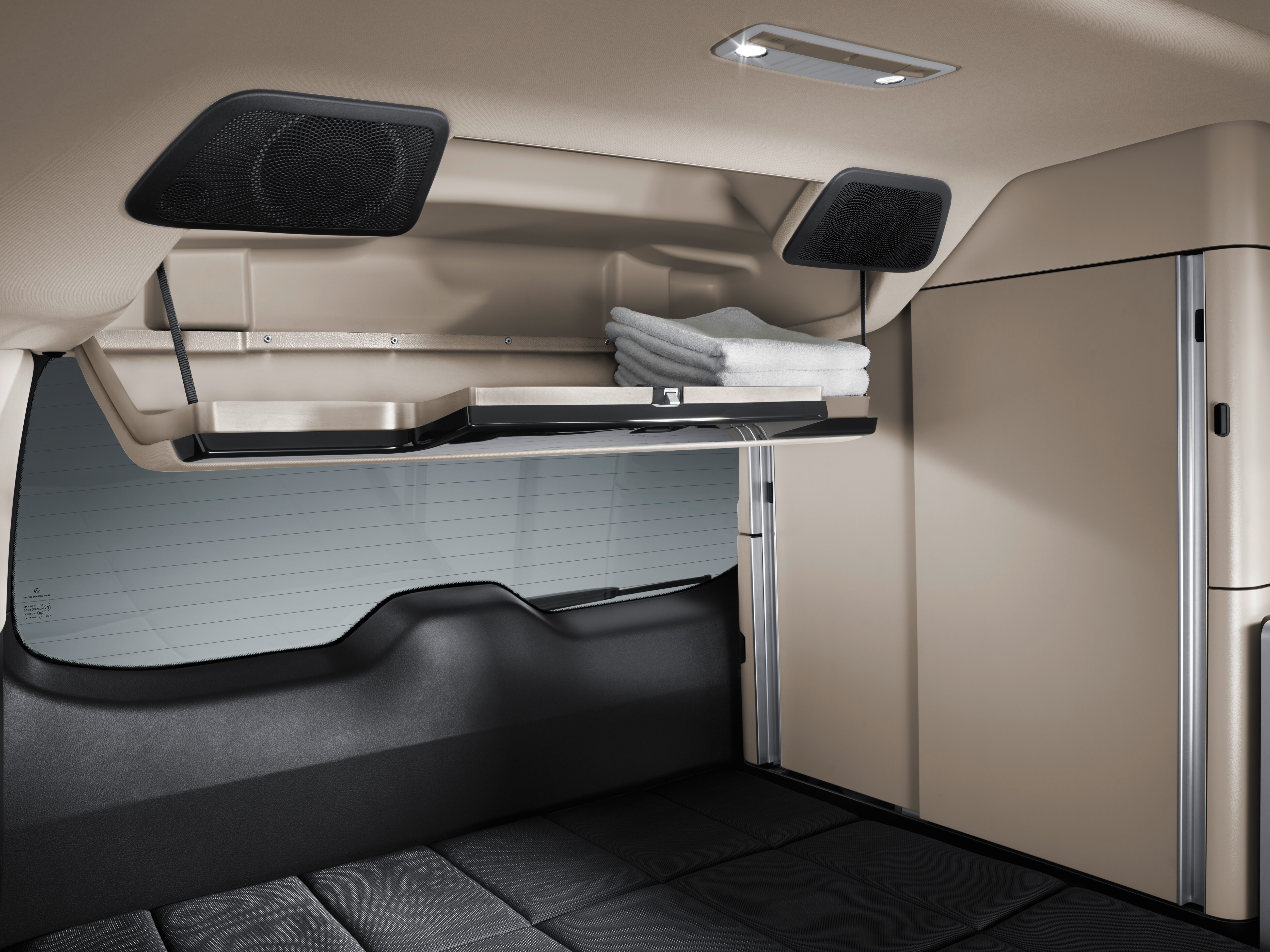 Mercedes-Benz Marco Polo avec compartiment de rangement de toit, offrant un espace de rangement pratique en hauteur.