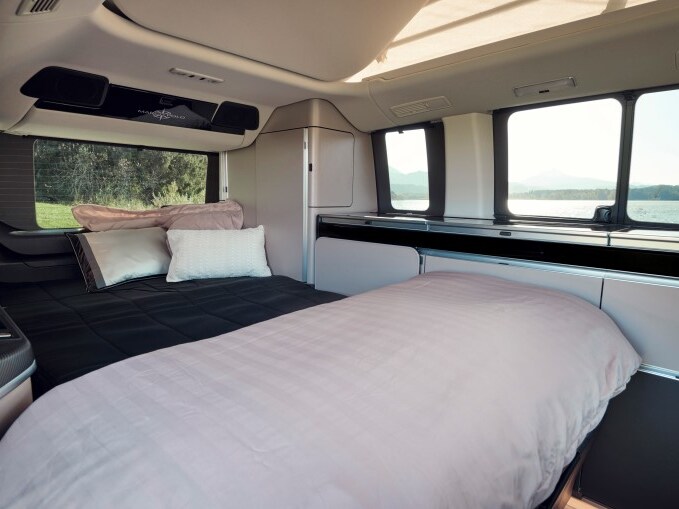 Il Mercedes-Benz Marco Polo con letto inferiore, che offre una zona notte spaziosa e confortevole.