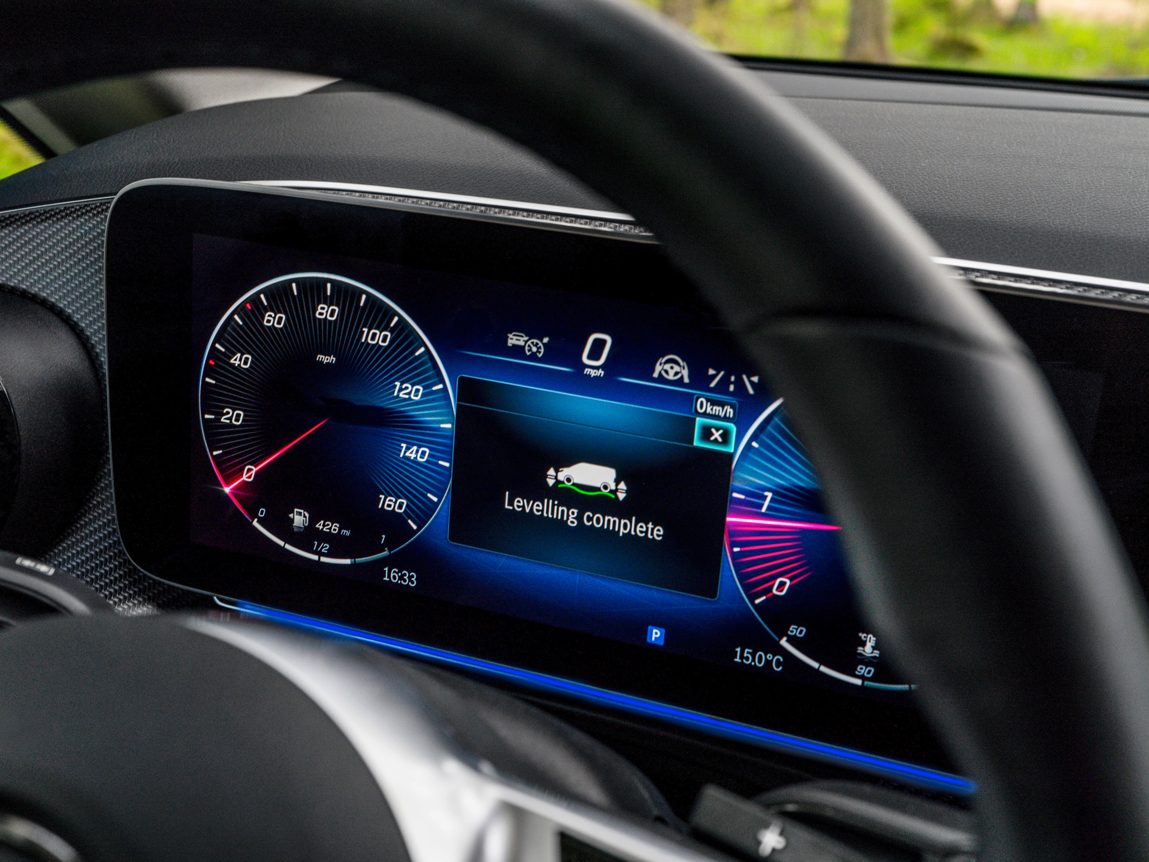 AIRMATIC Plus Camper level control nella plancia con display widescreen della Classe V Marco Polo