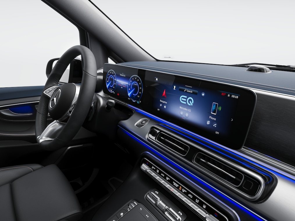 Avec le poste de conduite Widescreen, l'écran pour les instruments et l'écran média se fondent en une seule unité visuelle sous une surface vitrée continue.